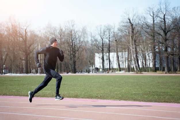 Foto de deportista corriendo por el estadio durante el trote de primavera