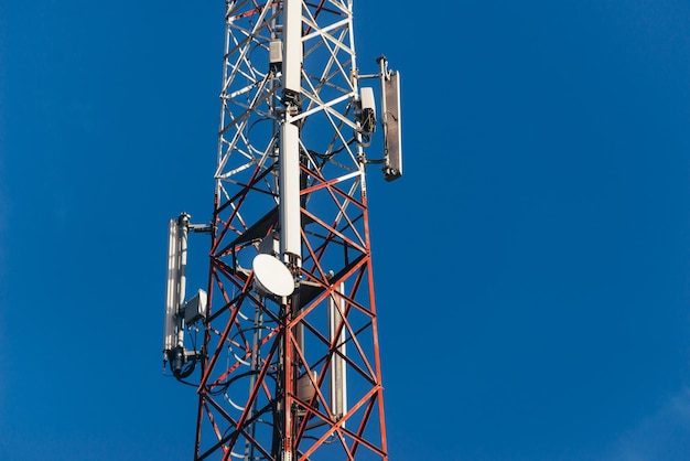 Foto der 5G-Antenne über blauem sauberem Himmel