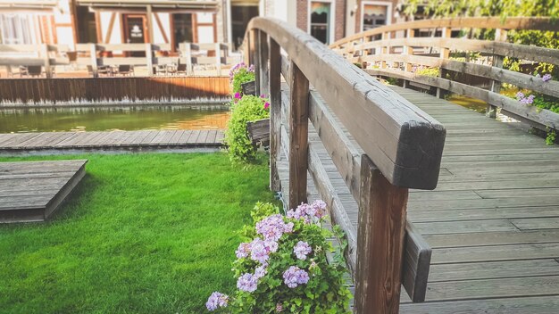 Foto der alten Holzbrücke mit Blumentöpfen in der alten europäischen Stadt