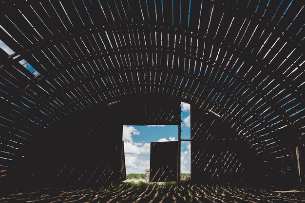 Foto foto der alten scheune nach innen im sommer