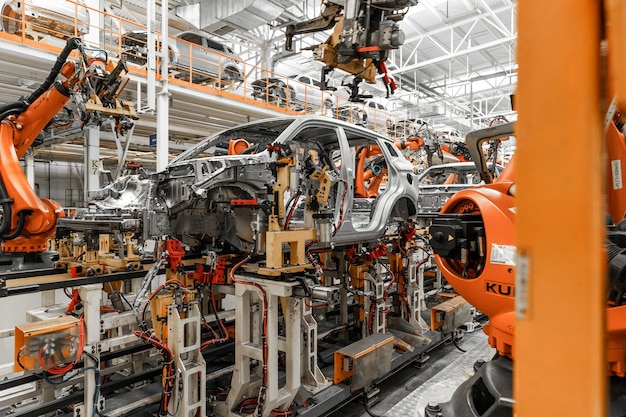 Foto der Automobilproduktionslinie Schweißkarosserie Modernes Automontagewerk Autoindustrie Innenraum einer Hightech-Fabrik