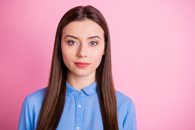 Foto der bezaubernden Dame mit den klugen Augen lokalisiert