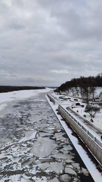 Foto der Eisdrift auf dem Fluss von der Brücke