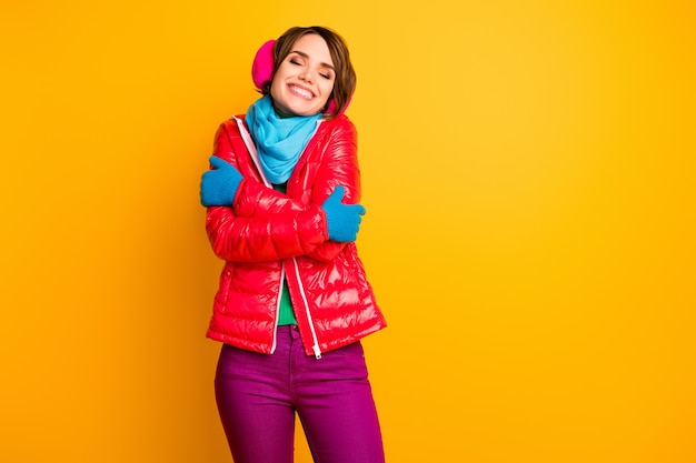 Foto der erstaunlichen Dame genießen warmen Mantel bei kaltem frostigem Wetter umarmen sich tragen stilvolle lässige kurze rote Mantel blaue Schal Handschuhe Ohrenschützer Hosen