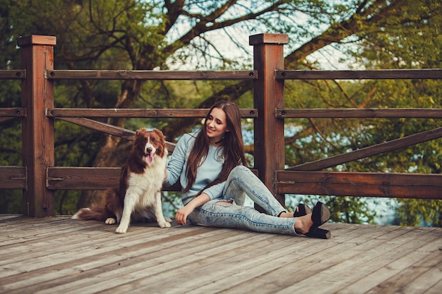 Foto der Frau mit einem Hund