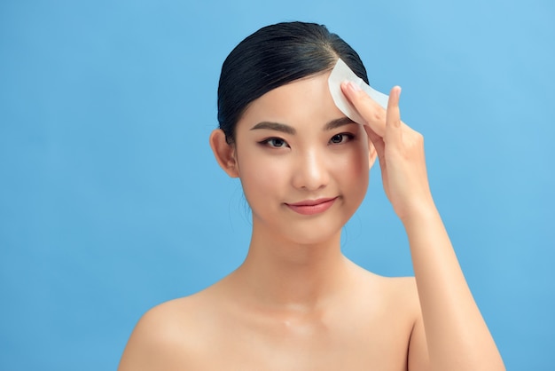 Foto der Frau mit perfektem Make-up auf blauem Hintergrund. Schönheitskonzept