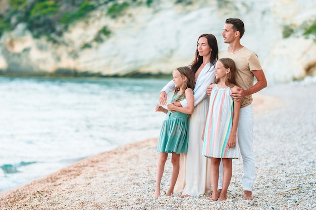 Foto der glücklichen Familie Spaß am Strand. Sommer-Lebensstil