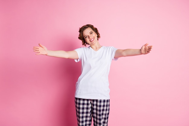 Foto der hübschen Dame laden Umarmungsstretchhände auf rosa Wand ein