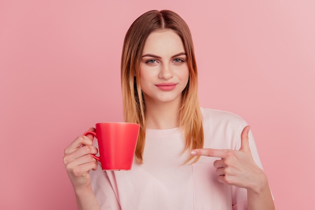 Foto der hübschen Dame Point Finger Cup Latte Koffein werben für Wahl entscheiden isolierten rosa Farbhintergrund