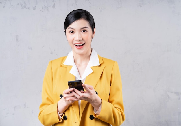 Foto der jungen asiatischen Geschäftsfrau, die Telefon hält