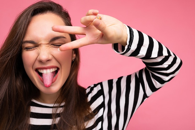 Foto der jungen europäischen positiven lächelnden gewinnenden glücklichen schönen Brunettefrau mit aufrichtigem