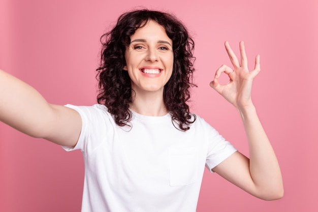 Foto der jungen Frau gute Laune zeigen Finger okey Symbol perfekt werben isoliert über rosafarbenem Hintergrund