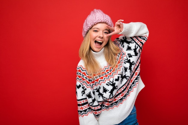 Foto der jungen positiven glücklich lächelnden schönen Frau mit aufrichtigen Gefühlen, die stilvolle Kleidung trägt