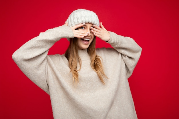 Foto der jungen positiven glücklich lächelnden schönen Frau mit aufrichtigen Gefühlen, die stilvolle Kleidung trägt