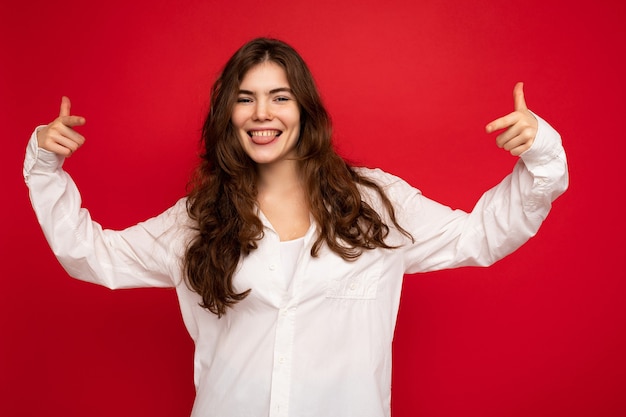 Foto der jungen schönen glücklichen lächelnden brünetten Frau, die weißes Hemd sexy unbeschwerte Frau trägt