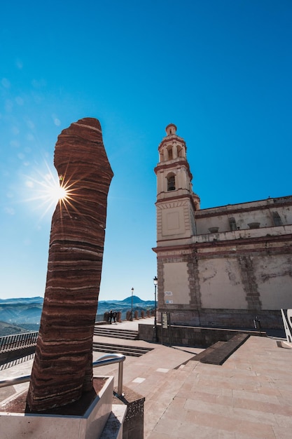 Foto der Kirche von Olvera mit Monolithstatue