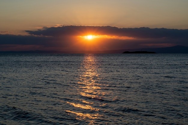 Foto der Landschaft. Sonnenuntergang am Meer. Abendruhe.