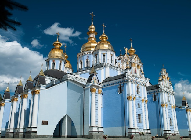 Foto der orthodoxen Kirche mit goldenen Kuppeln