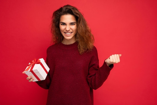 Foto der schönen attraktiven charmanten positiven glücklichen lustigen jungen brünetten lockigen Frau, die trägt