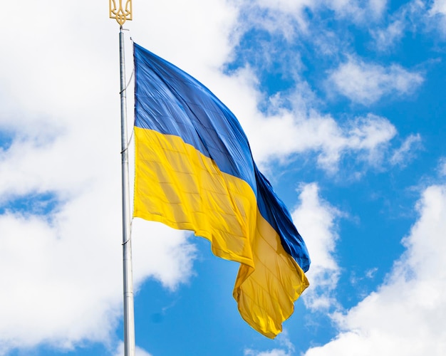 Foto der schönen farbigen Staatsflagge des modernen Staates der Ukraine