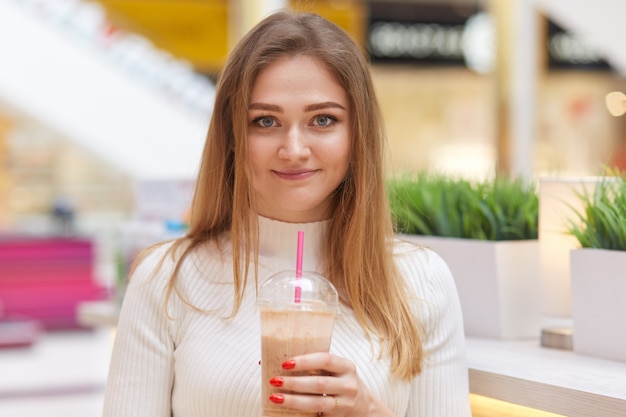 Foto der sommersprossigen schönen Frau mit glattem Haar