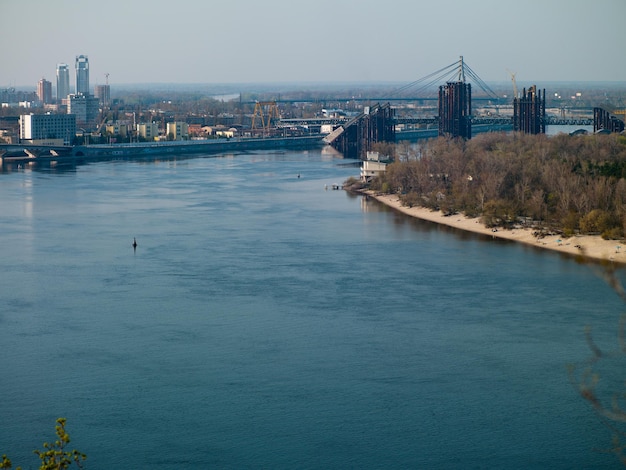 Foto der Stadtlandschaft des Flusses und der Brücke