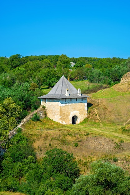 Foto des alten Steinburgturms in Khotym