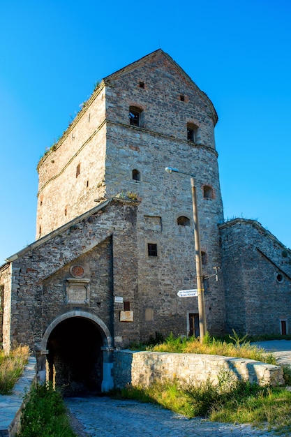 Foto des alten Steinturms der Burg in KamyanetsPodilsky