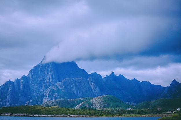 Foto des bewölkten Himmels der Seehügel in Norwegen