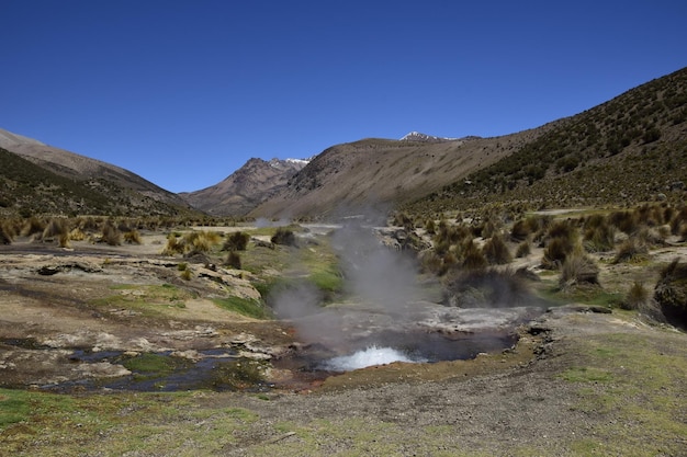 Foto des bunten Wassers des Flusses in der Wildnis des Parque Nacional Sajama in Bolivien Südamerika