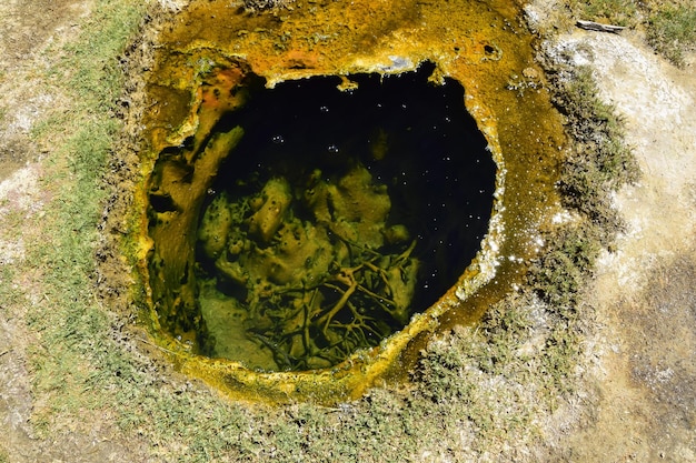 Foto des bunten Wassers des Flusses in der Wildnis des Parque Nacional Sajama in Bolivien Südamerika