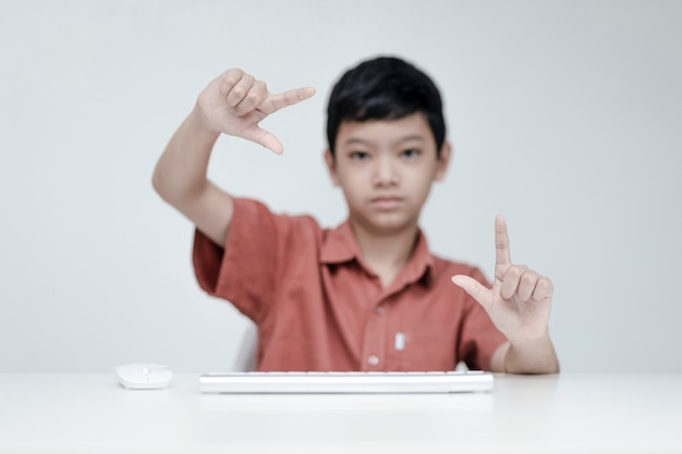 Foto foto des entzückenden jungen glücklichen jungen, der die kamera betrachtet, auf dem weißen hintergrund.