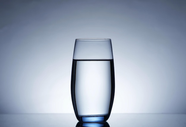 Foto des Gießens von Wasser in GLAS