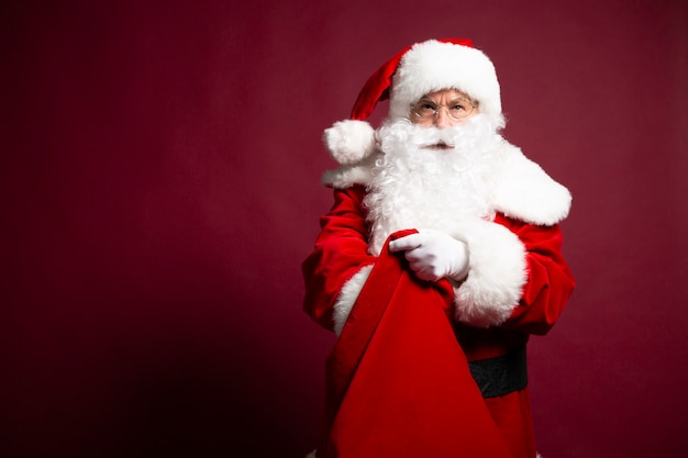 Foto des glücklich lächelnden Weihnachtsmanns wirft auf