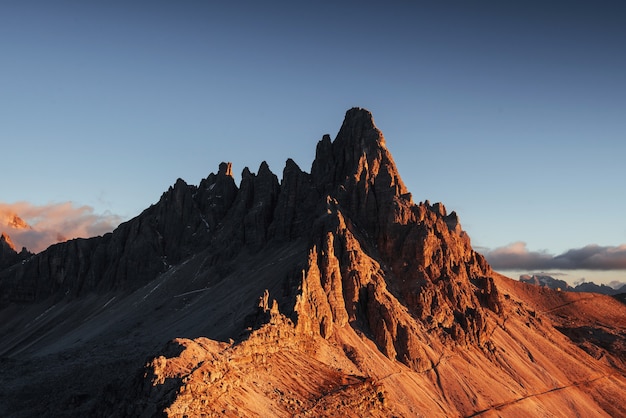 Foto des großen Dolomitberges von Paternkofel zur Sonnenuntergangszeit.