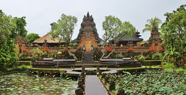 Foto foto des ikonischen gebäudes in bali indonesien