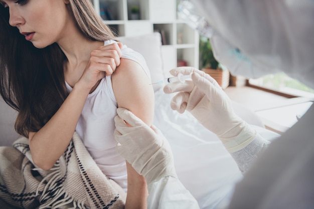 Foto des Impfkonzepts der jungen kranken kranken Patientin