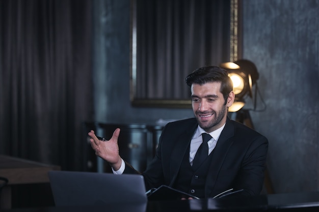 Foto des intelligenten intelligenten selbstbewussten netten fröhlichen selbstbewussten Managers, der Online-Konferenz über Video-Chat im Home Office sitzt