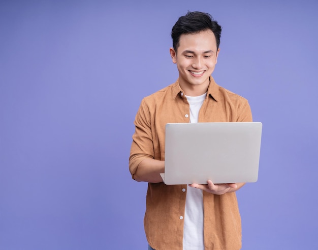 Foto des jungen asiatischen Mannes im Hintergrund