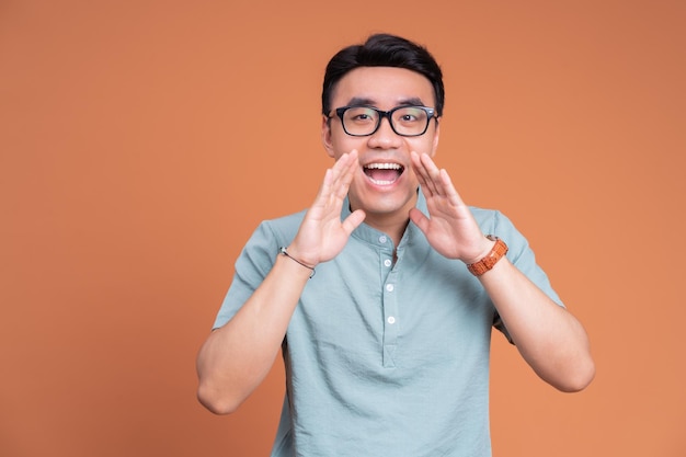 Foto des jungen asiatischen Mannes im Hintergrund