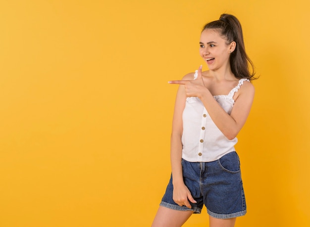 Foto des jungen attraktiven Mädchens glückliches und positives Lächeln zeigt Zeigefinger empfehlen Empfehlungspromo