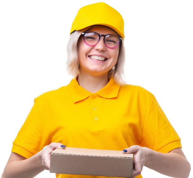 Foto des jungen blonden Kuriers im gelben T-Shirt auf weißem, sauberem Hintergrund