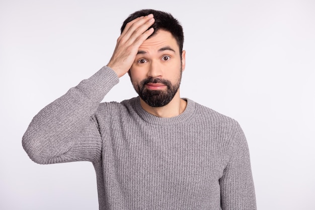 Foto des jungen Mannes Hand berühren Kopf vergessen Erinnerung erinnern sich an Informationen isoliert über grauem Hintergrund