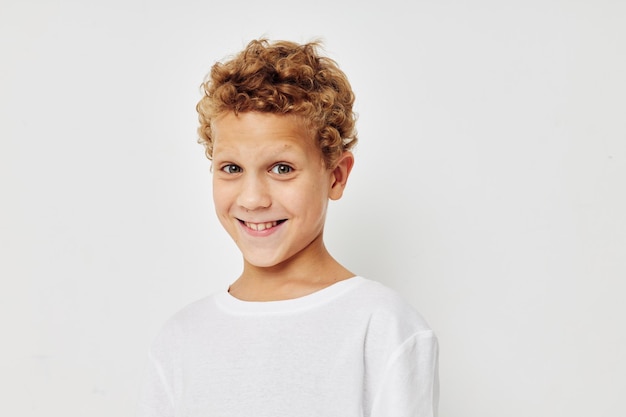 Foto des kleinen Jungen children39s Stil Mode Emotionen beige Hintergrund