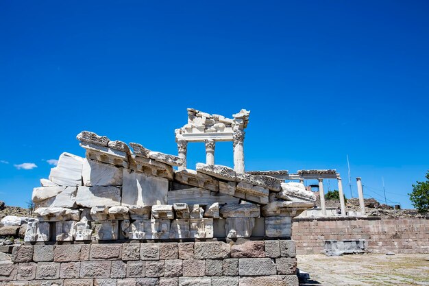 Foto des Reisekonzepts. Säulen des Trajan-Tempels in der antiken Stadt Pergamon, Türkei