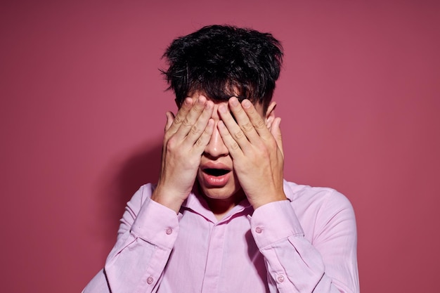 Foto des romantischen jungen Freundes Gesten mit Händen Emotionen Frisur Mode rosa Hintergrund una