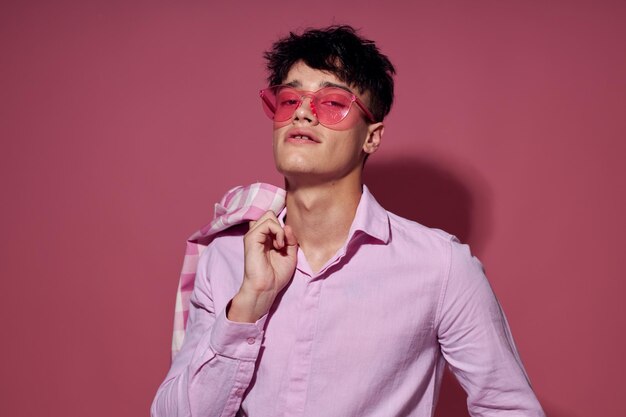 Foto des romantischen jungen Freundes rosa Hemd und Brille Jacke Mode eleganten Stil Lifestyle unverändert