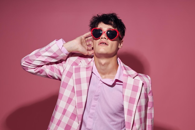 Foto des romantischen jungen Freundes Selbstvertrauen rosa karierten Blazer Mode posiert Lifestyle unverändert