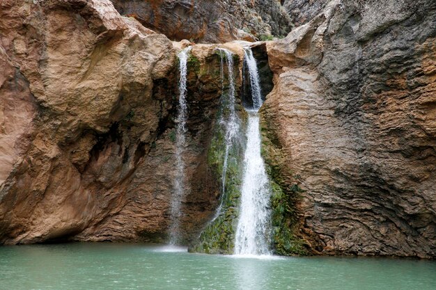 Foto des schönen grünen Wasserfalls