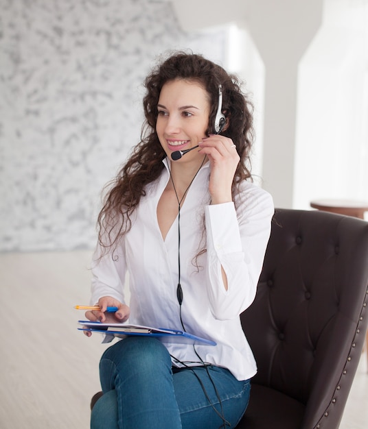 Foto des schönen jungen Call-Center-Betreibers, der über weißem Hintergrund steht